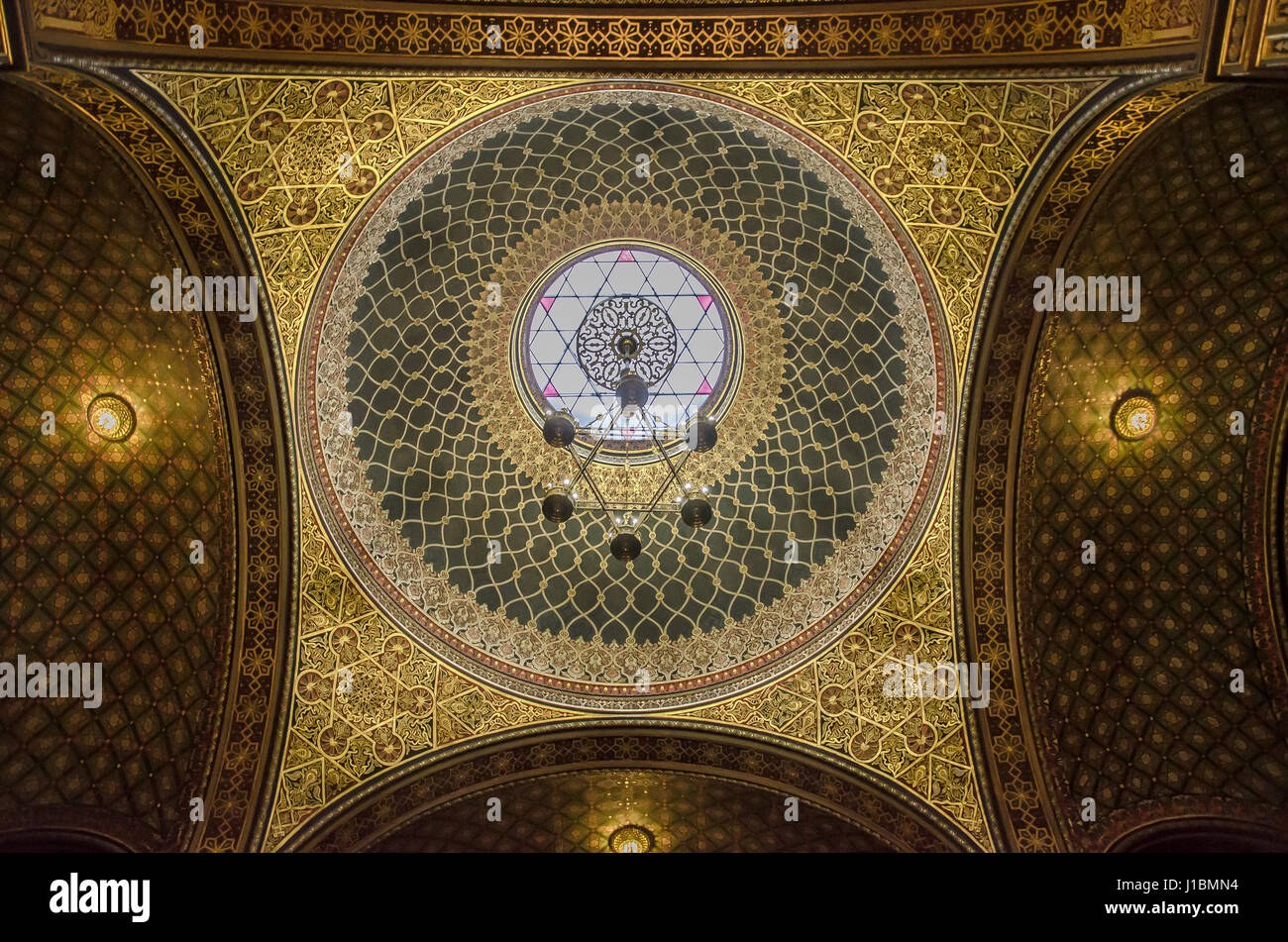 Die spanische Synagoge wurde im Jahre 1868 auf dem Gelände des ältesten Prager jüdischen Haus des Gebetes ("alte Synagoge") gebaut. Es wurde im maurischen Stil entworfen. Stockfoto