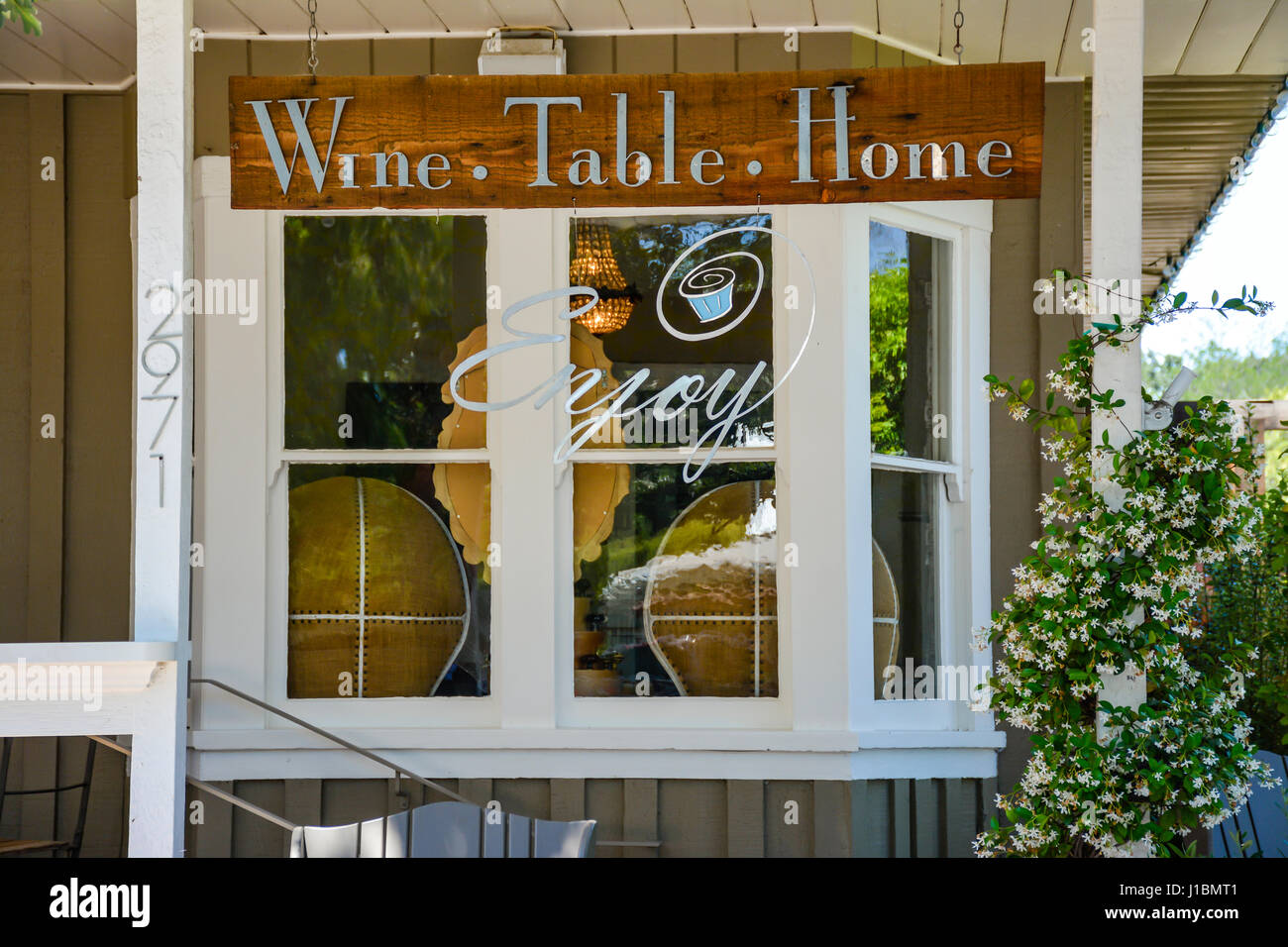 Eingang zu den Saarloos Familie Landwirtschaft Betrieb & Weinberg & Weinshop & Verkostungsraum Komplex in Los Olivos, CA, Stockfoto