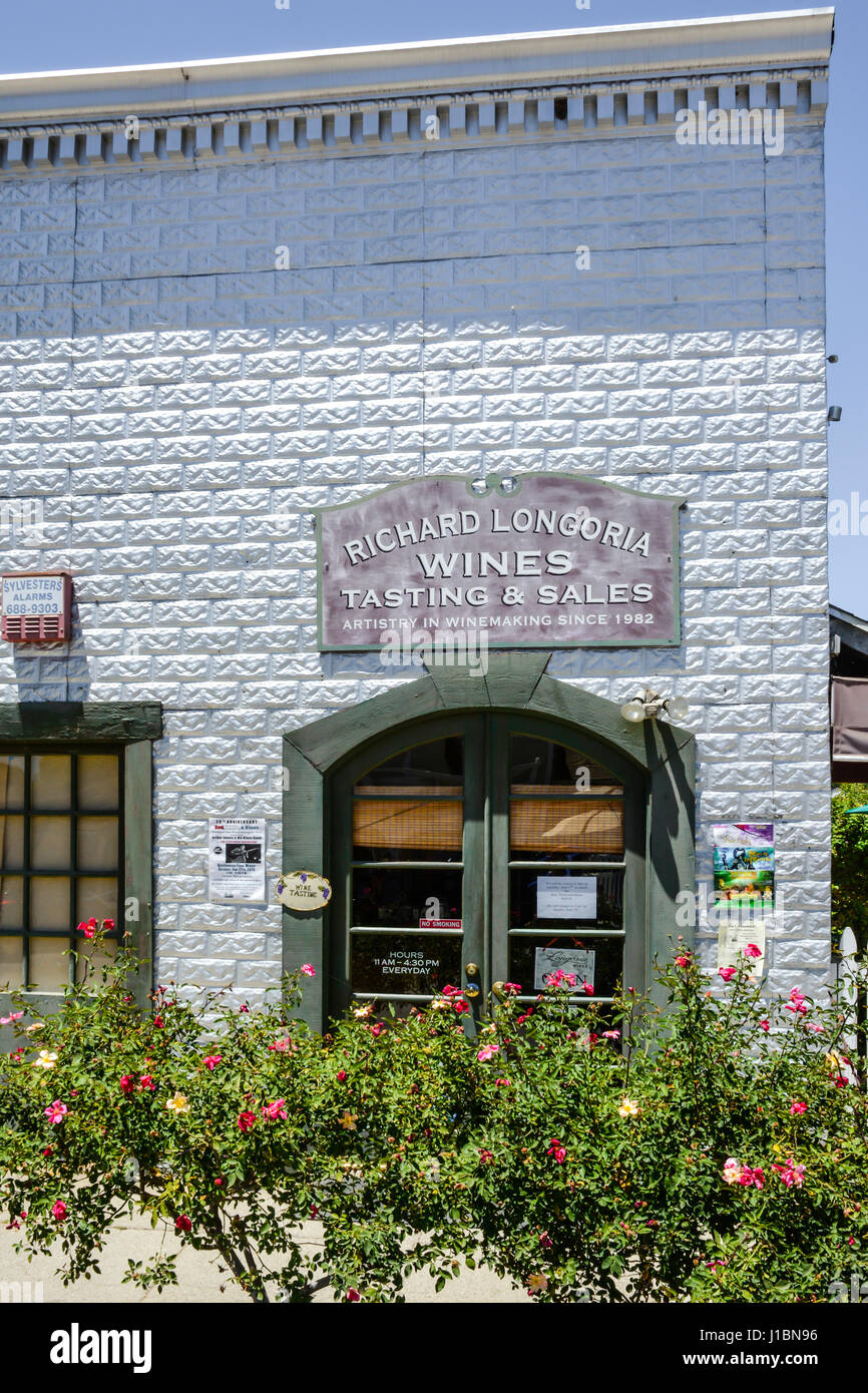 Eingang zum Richard Longoria Wein Tasting & Vertrieb Hauptsitz bezaubert durch seine historischen Metall Abstellgleis Gebäude und antiken Türen in Los Olivos CA Stockfoto