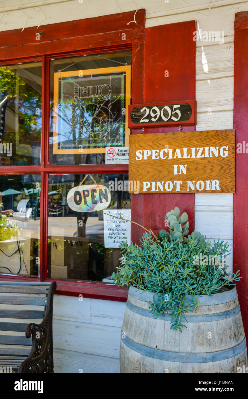 Los Olivos Tasting Room & Wine Shop Eingang fördert Verbrauchsmaterialien Kunst im Verkostungsraum in Los Olivos, CA im Herzen von Santa Ynez Valley Stockfoto