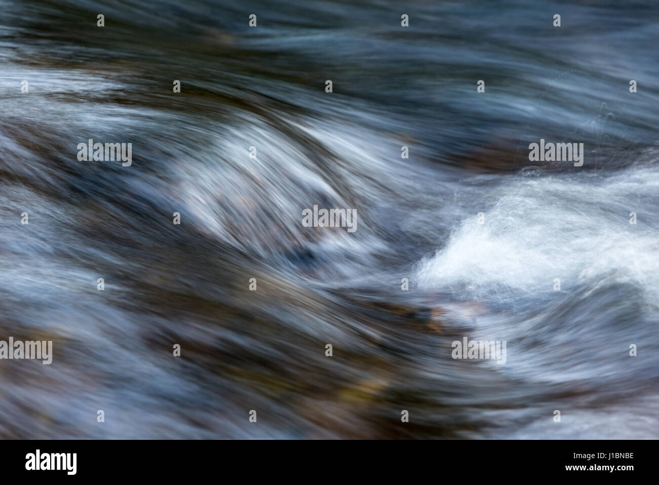 Fließendes Wasser in einem Fluss Stockfoto