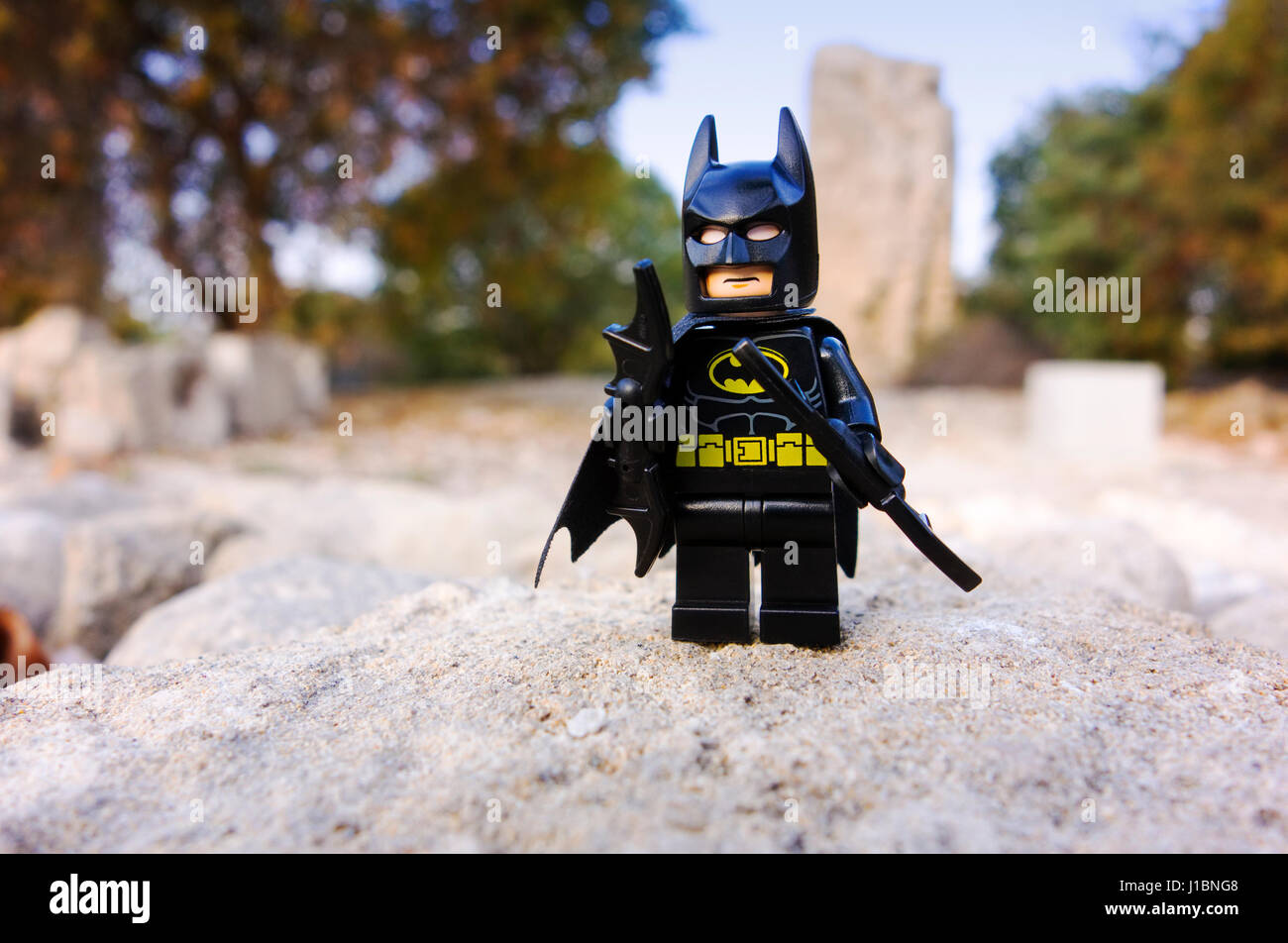 Paphos, Zypern - 18. Oktober 2016 Lego Batman Minifigur mit Batarangs-Aufenthalt im Freien. Stockfoto