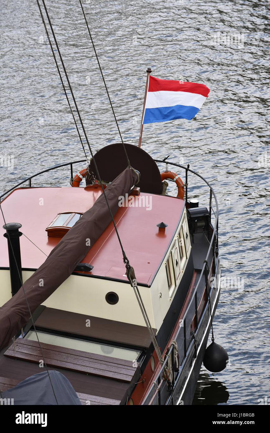 Niederländische Flagge am Heck von einem Lastkahn. Stockfoto