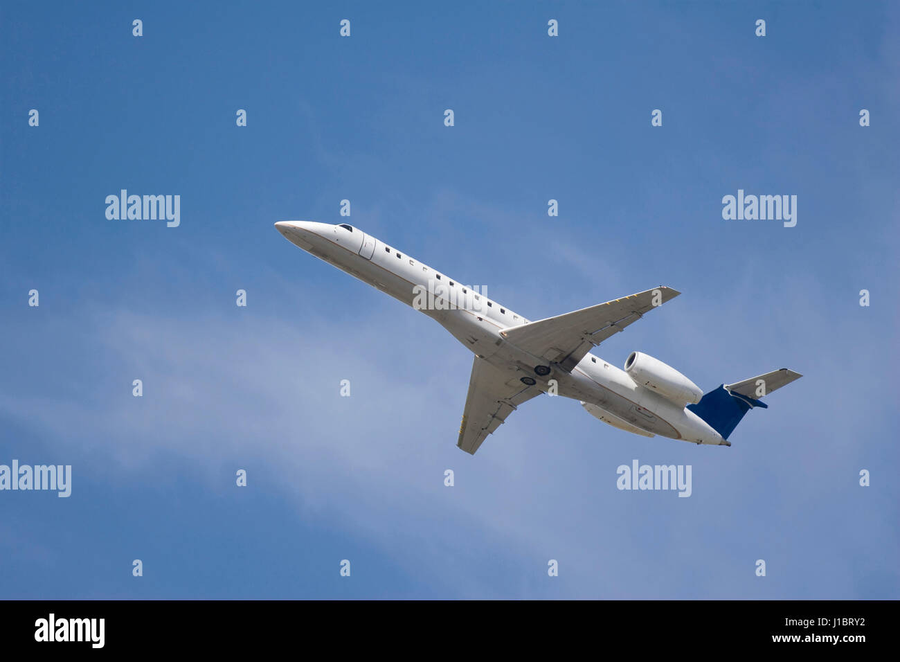 Passernger Flugzeug Kreuzung blauen Himmel & weiße Wolken Stockfoto