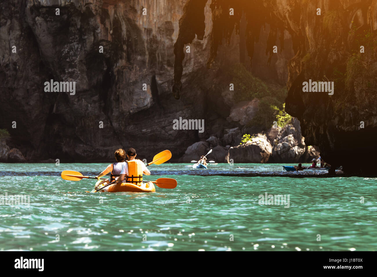Reisekonzept mit Kajakfahrer am Meer Bucht Hintergrund Stockfoto