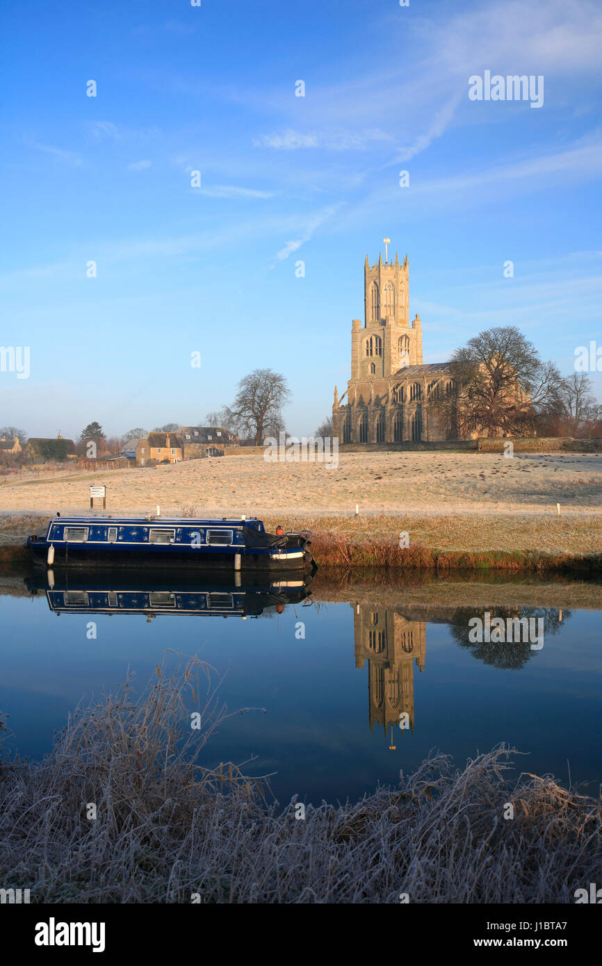 Winter-Frost, St. Marys Church, Fluss Nene, Fotheringhay Dorf, Northamptonshire, England, UK Stockfoto