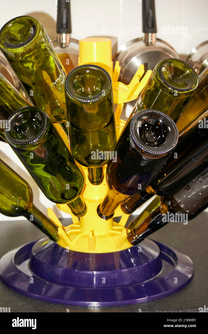 Weinflaschen, die Trocknung auf ein Flaschenbaum für Zuhause Weinproduktion verwendet Stockfoto