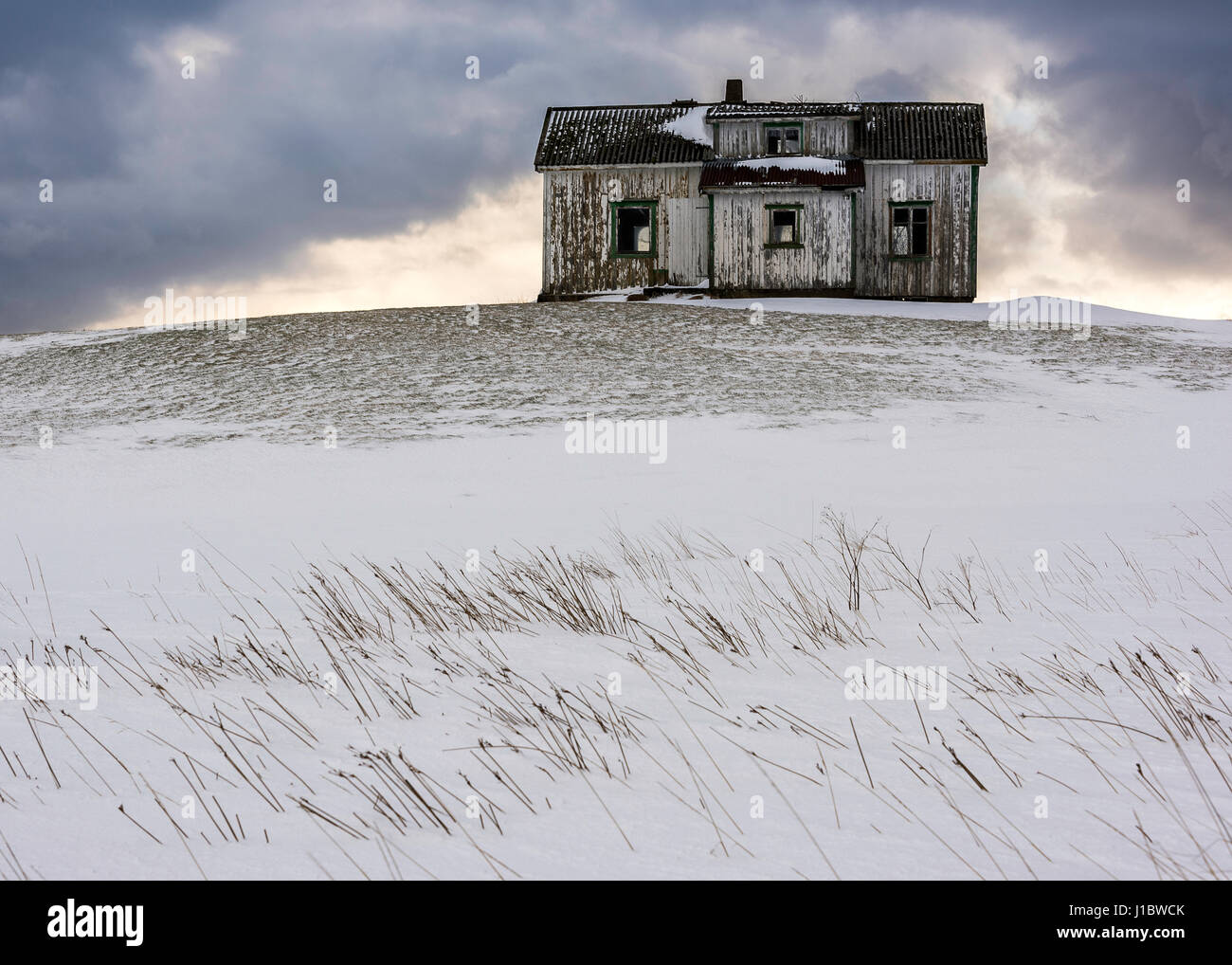Verlassenes Haus in der Nähe der Raod, Uttakleiv und Haukland Strände Vestagoy, Lofoten Inseln, Norwegen Stockfoto