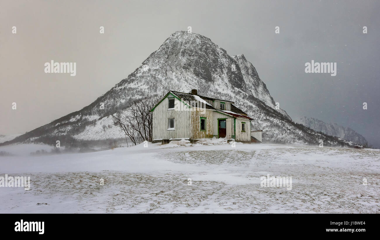 Verlassenes Haus in der Nähe der Raod, Uttakleiv und Haukland Strände Vestagoy, Lofoten Inseln, Norwegen Stockfoto