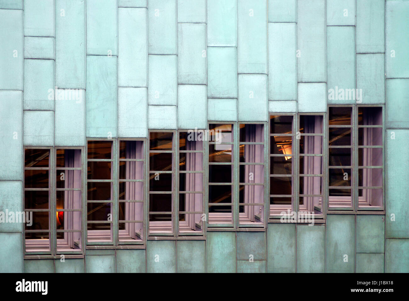 Die Nahaufnahme von Kupferblech ein Dach und Fassade mit Gitter Luken. Stockfoto