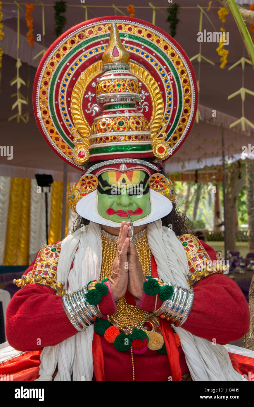 Indien, Bundesstaat Kerala, Villanjam aka Vizhinjam. Traditionelle Kathakali-Performance, eines der wichtigsten Formen des klassischen indischen Tanzes, in erster Linie die Entwicklung Stockfoto