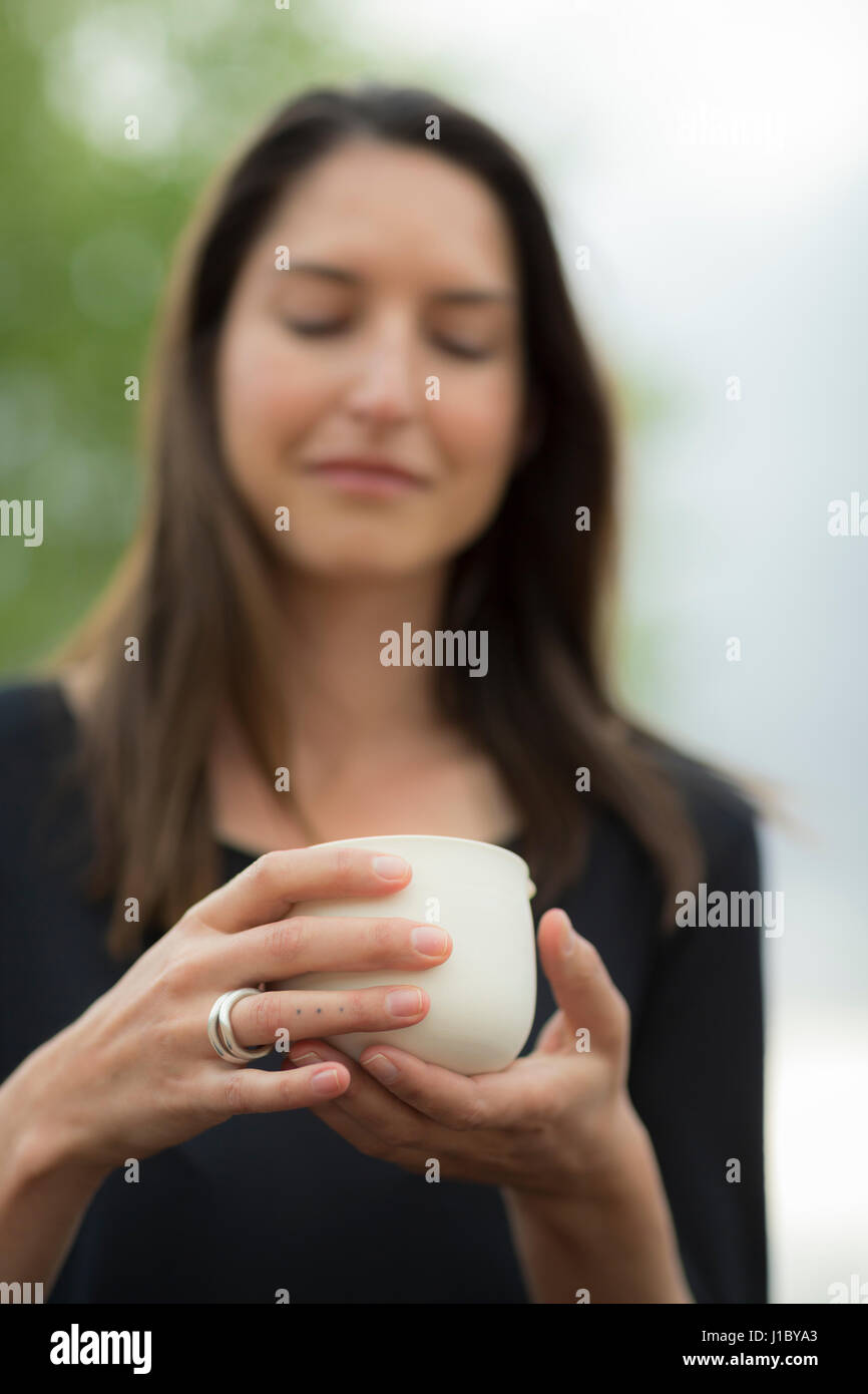 Sarah Hedden halten einer Teetasse. Stockfoto