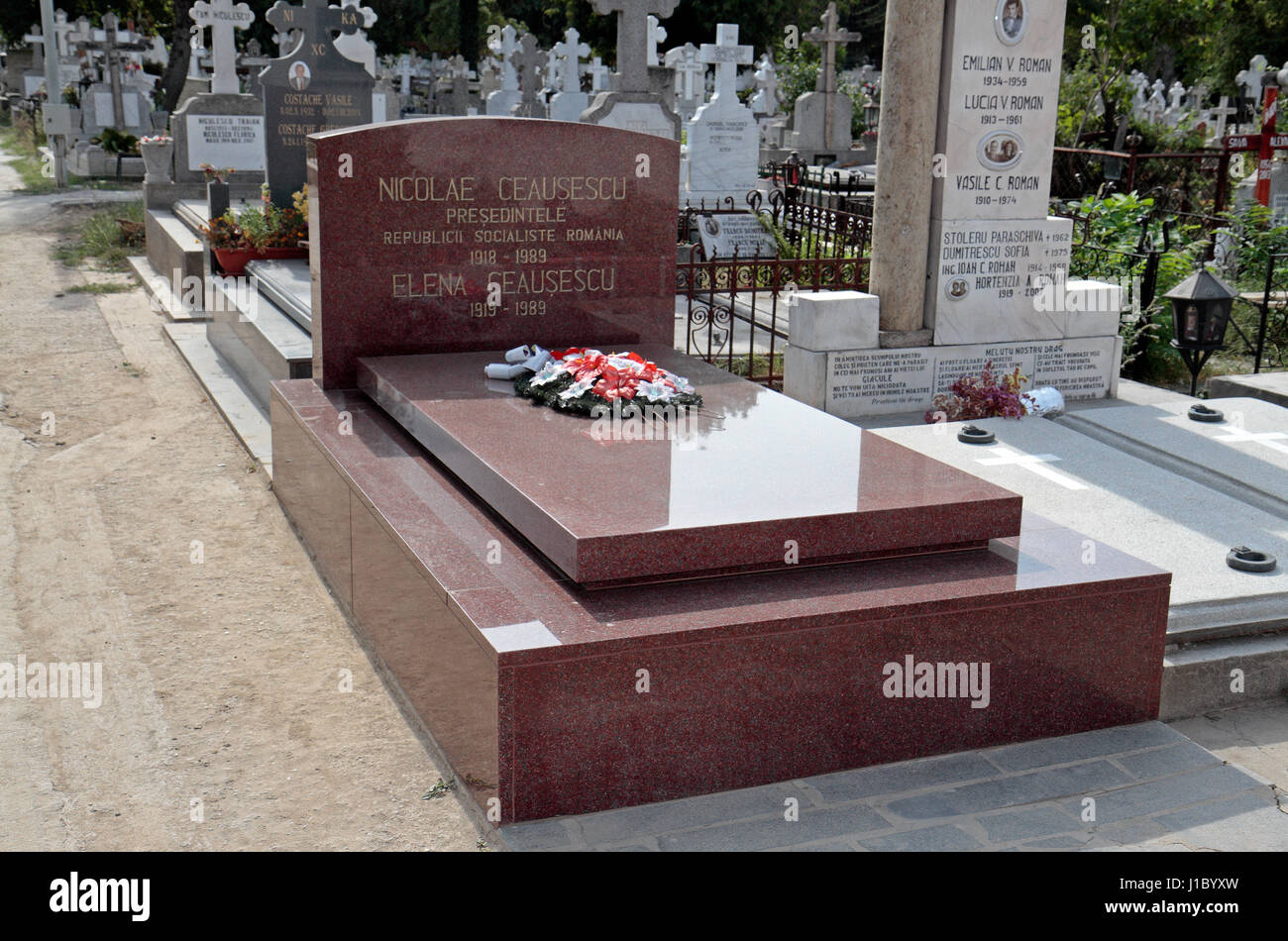 Das gemeinsame Grab von Nicolae & Elena Ceausescu, Rumäniens Ex-Diktator während der kommunistischen Ära, Ghencea-Friedhof, Bukarest, Rumänien. Stockfoto