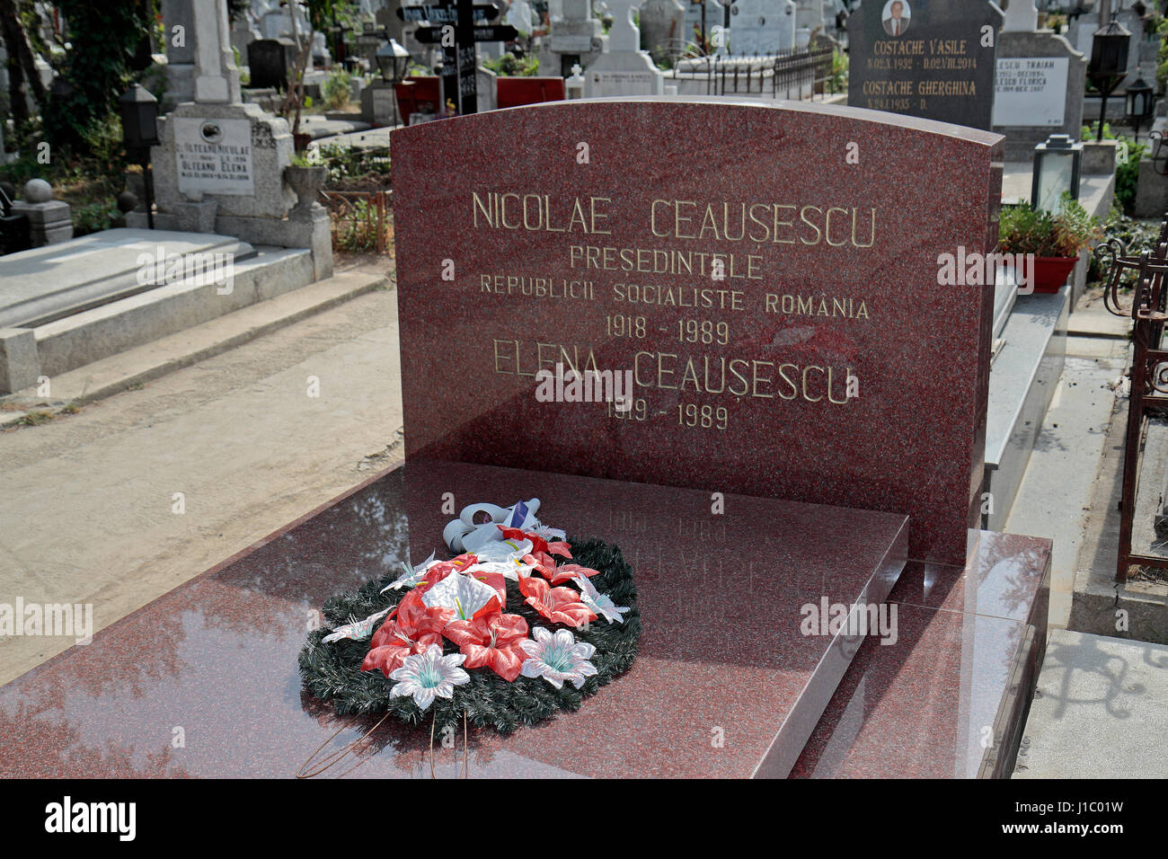 Das gemeinsame Grab von Nicolae & Elena Ceausescu, Rumäniens Ex-Diktator während der kommunistischen Ära, Ghencea-Friedhof, Bukarest, Rumänien. Stockfoto