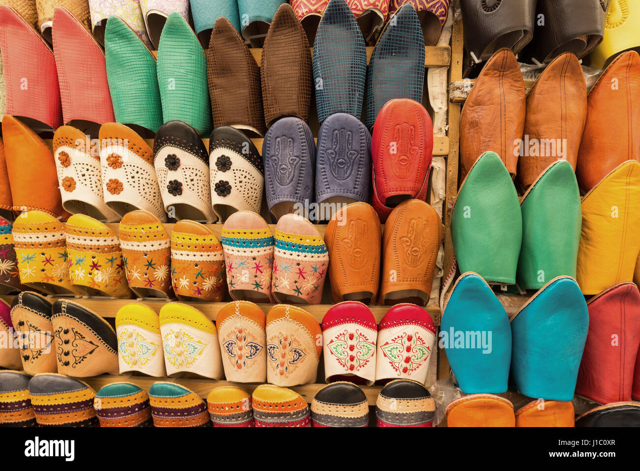Markt in Medina von Fès ist voll von verschiedenen waren, Marokko Stockfoto
