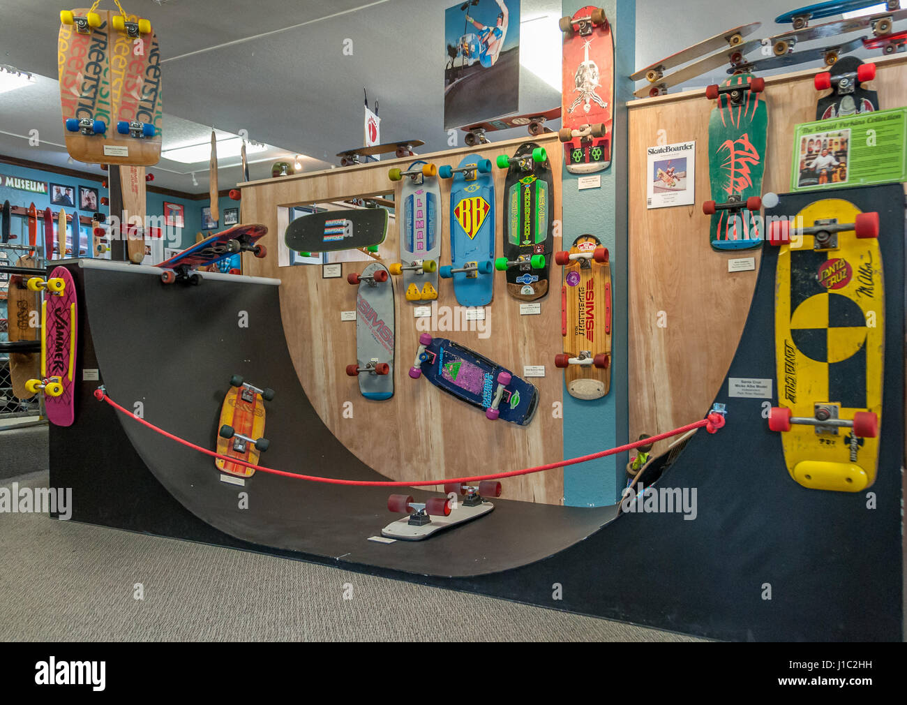 Daniel Perkins Sammlung von Spezialität Vintage Skateboards und Halfpipe an der Morro Bay Skateboard Museum, Kalifornien Stockfoto