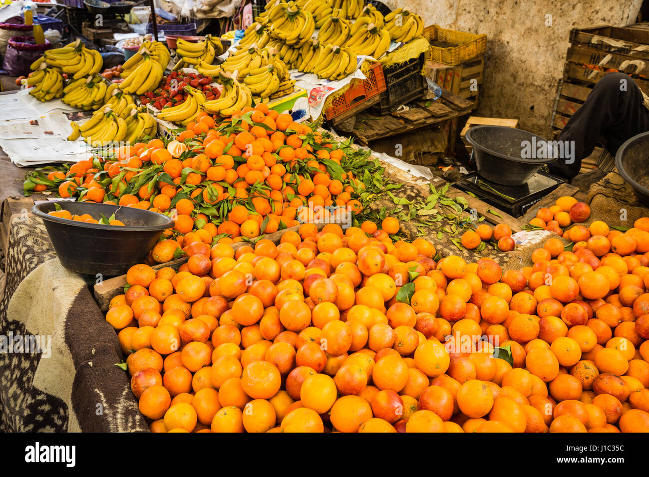 Markt in Medina von Fès ist voll von verschiedenen waren, Marokko Stockfoto