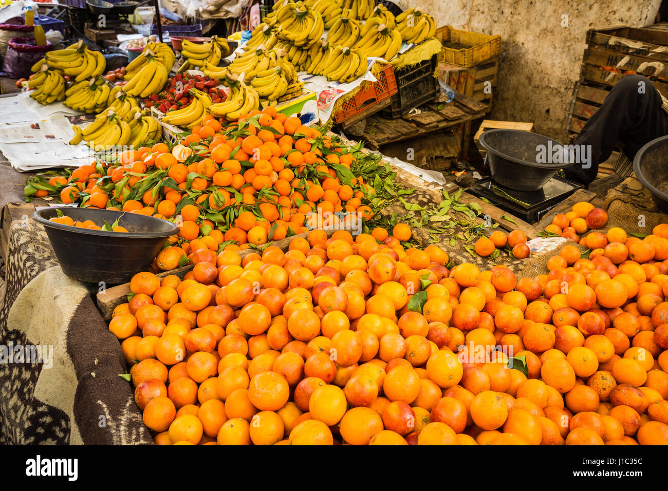 Markt in Medina von Fès ist voll von verschiedenen waren, Marokko Stockfoto
