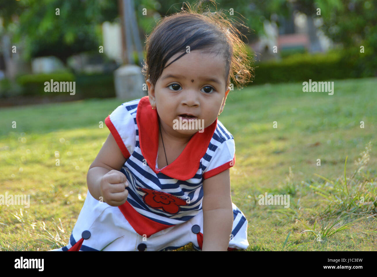 Babymädchen spielen im Garten, Pune, Maharashtra. Stockfoto