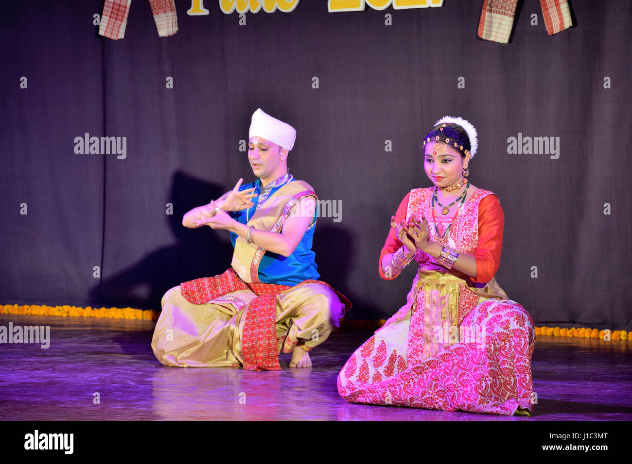 Indischer klassischer Tanz darstellende Sattriya Paartanz, Maharashtra. Stockfoto