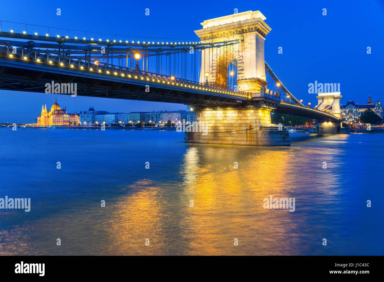 Szechenyi Brücke verbindet Buda mit Pest an der Donau gelegen ist. Stockfoto