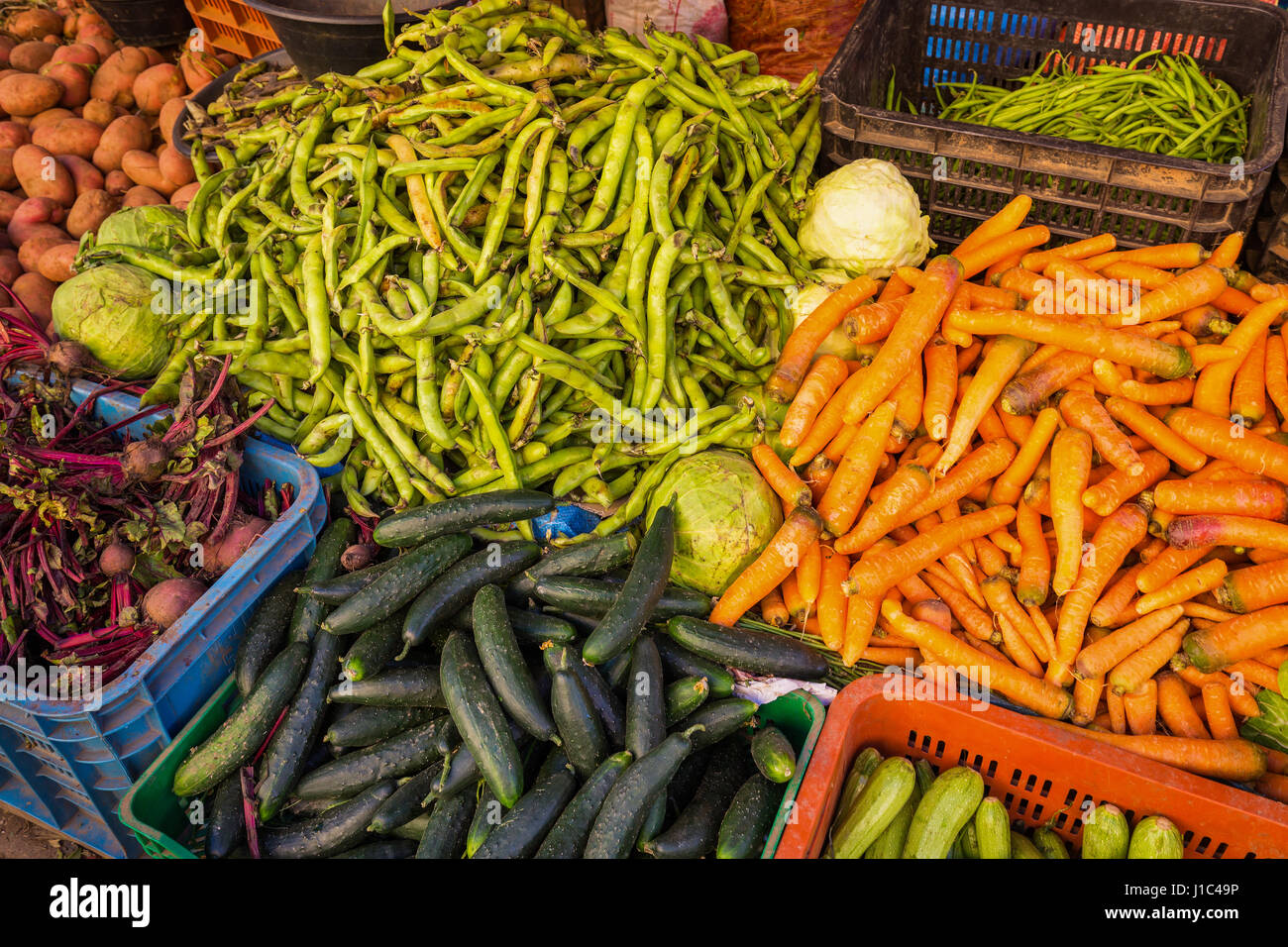 Markt in Medina von Fès ist voll von verschiedenen waren, Marokko Stockfoto