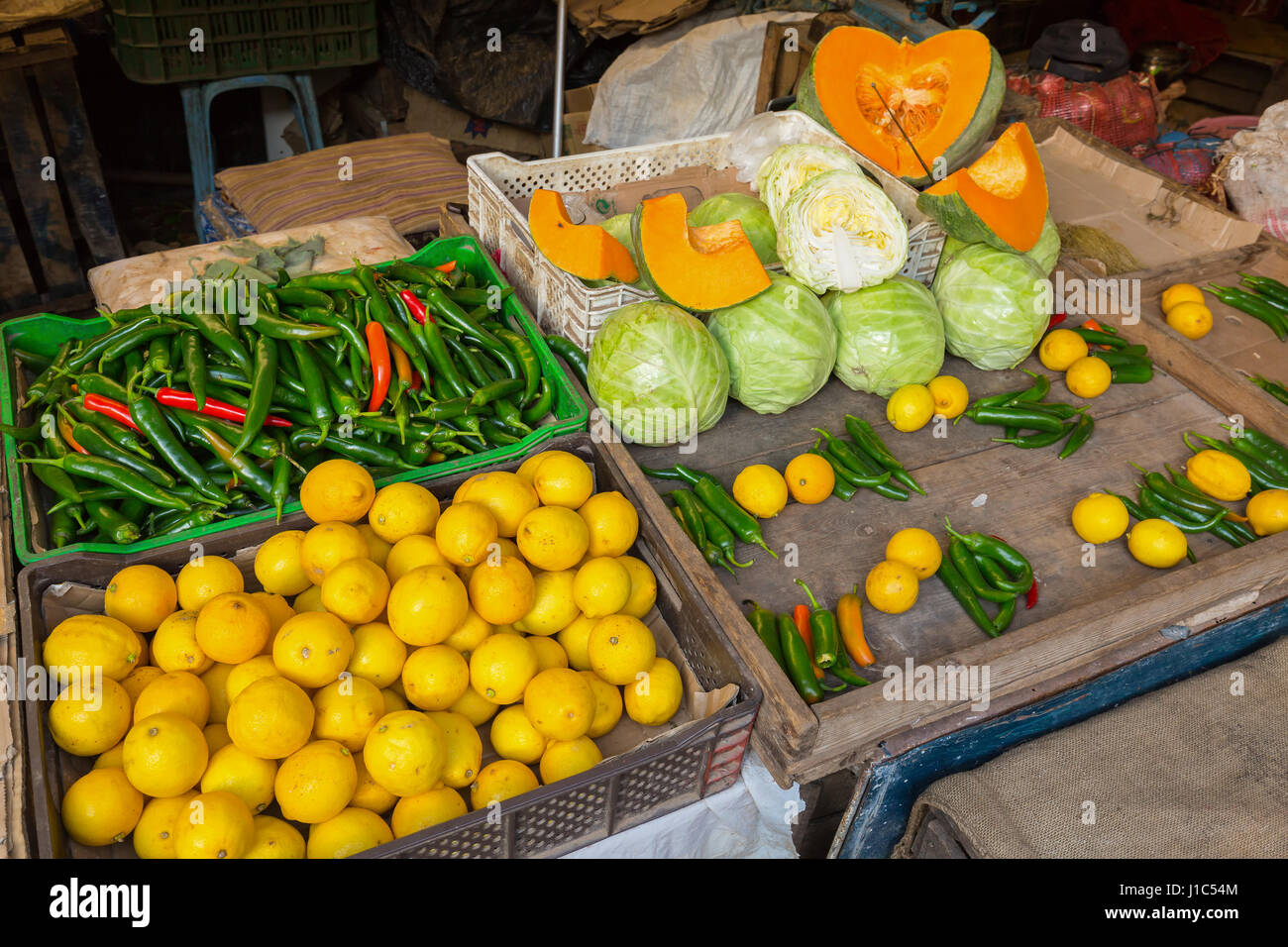 Markt in Medina von Fès ist voll von verschiedenen waren, Marokko Stockfoto