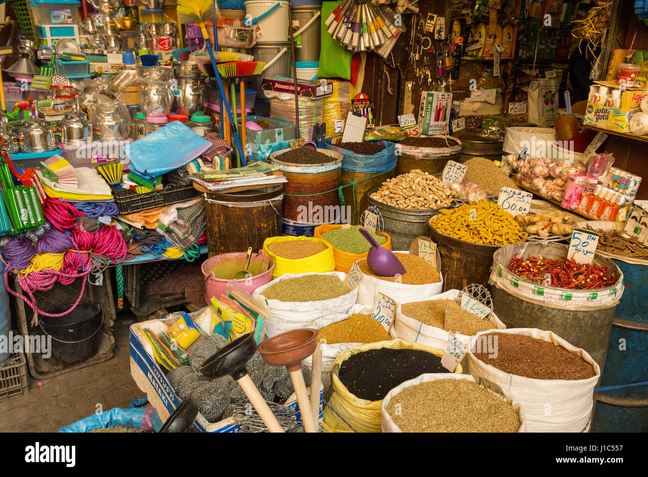 Markt in Medina von Fès ist voll von verschiedenen waren, Marokko Stockfoto