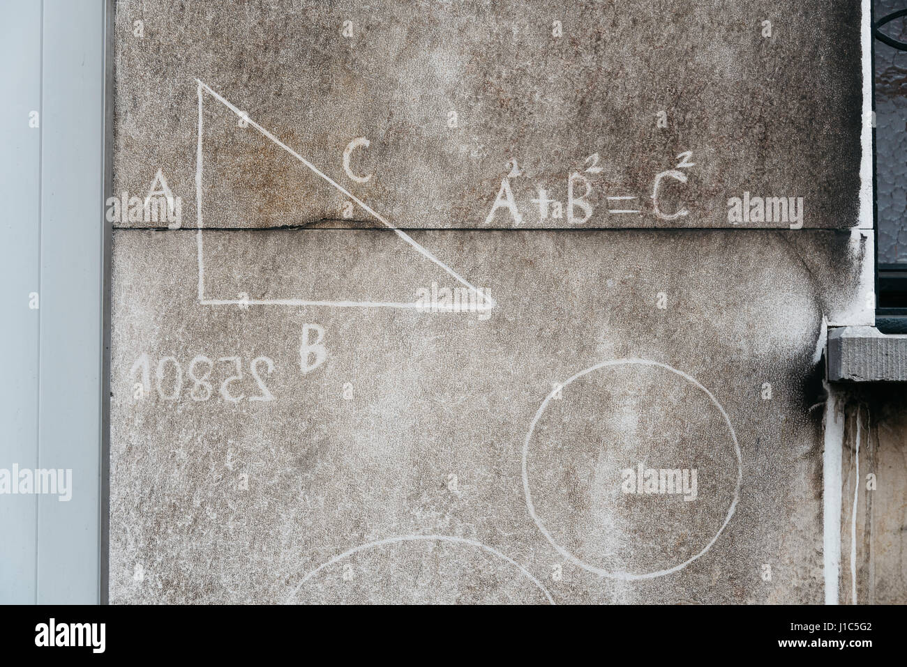 Mathematische Zeichen auf eine Stadtmauer in Antwerpen, Belgien Stockfoto