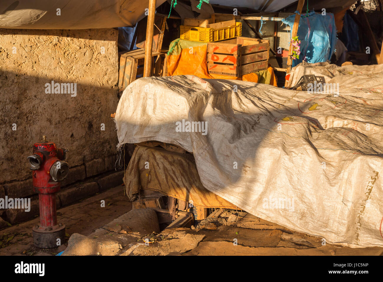 Morgenmarkt in Medina von Fès ist voll von verschiedenen waren, Marokko Stockfoto