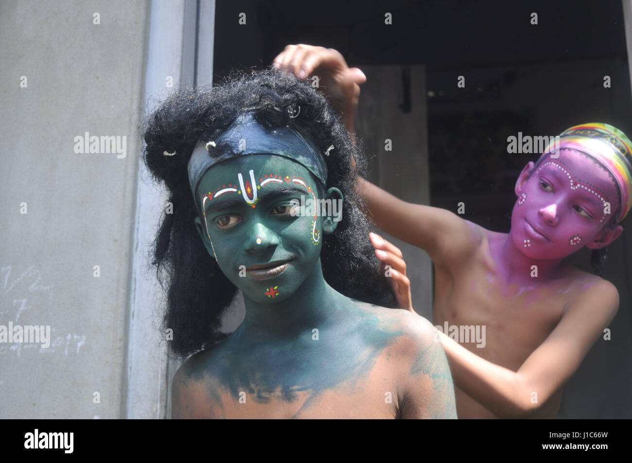 "Shiber Gajan", ein traditionelles Fest der Hindu-Gemeinschaft - 13.04.2017 - Indien / Tripura / Agartala - Indien, TRIPURA-APRIL 13:Folk Kind Künstler beschäftigt sich Make-up vor "Shiber Gajan", ein traditionelles Fest der Hindu-Gemeinschaft in den Außenbezirken der Stadt Agartala in Tripura. In Bengalen und Bereiche mit Bengali Bevölkerung zu sprechen ist Gajan ein einzigartiges Festival in den letzten zwei Tagen Chaitra die markiert das Ende des Bengali New Year gefeiert. Das Festival startet in der Regel Mitte April. Obwohl Gajan in erster Linie ein Fest der Landwirtschaft ist, ist es weit verbreitet durch tägliche wa Stockfoto