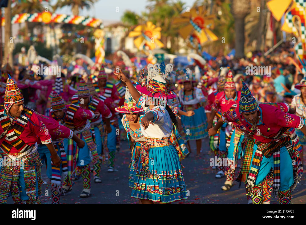 Tinkus Tanz Gruppe in bunte Kostüme beim Karneval Andino con la Fuerza del  Sol in Arica, Chile Stockfotografie - Alamy