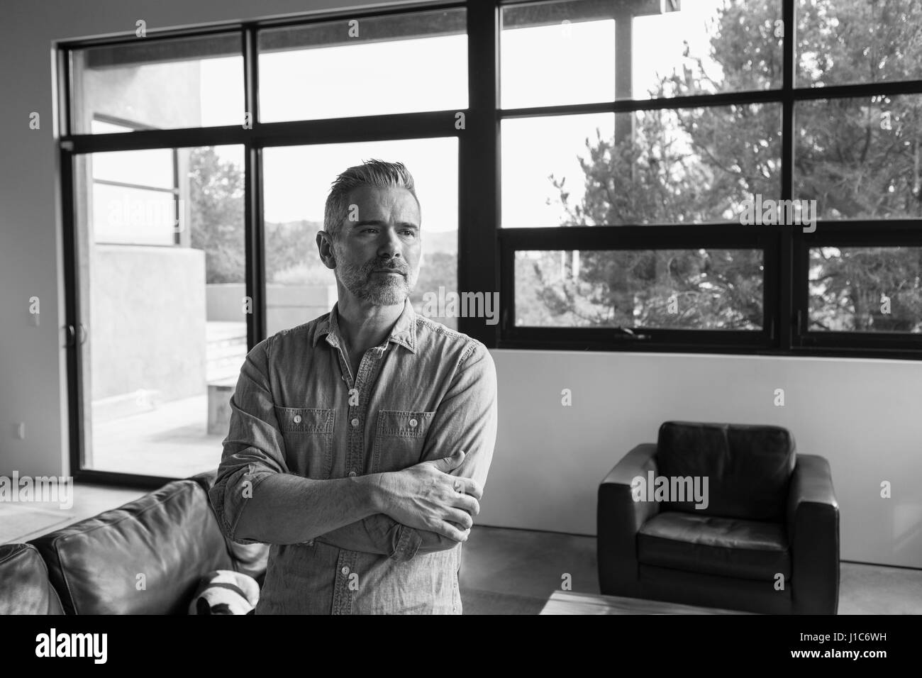 Portrait von nachdenklich kaukasischen Mann im Wohnzimmer Stockfoto