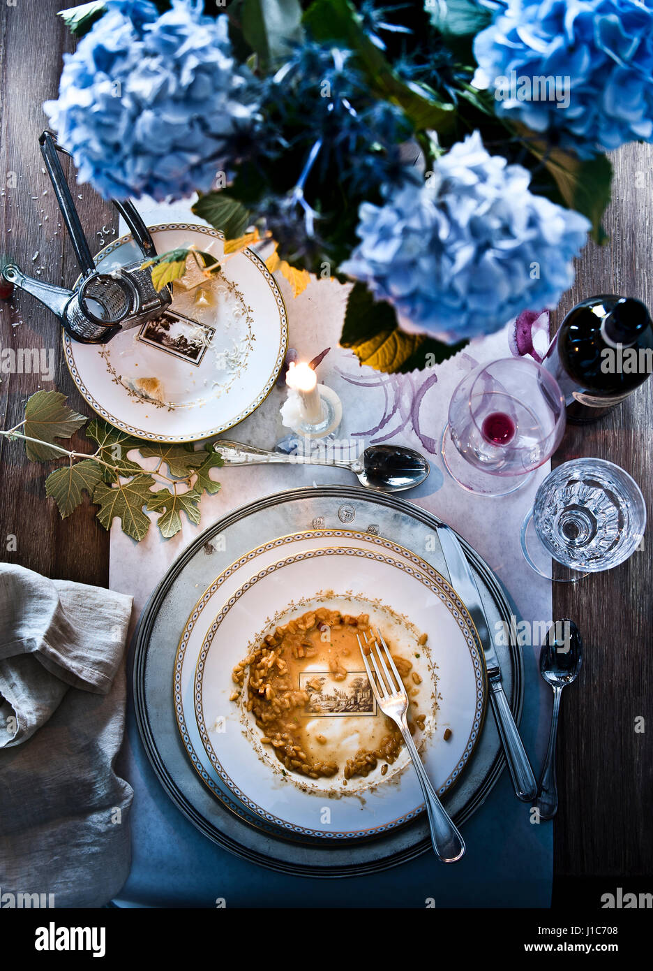 Gabel in fertigen Pilz-Risotto mit Wein Stockfoto