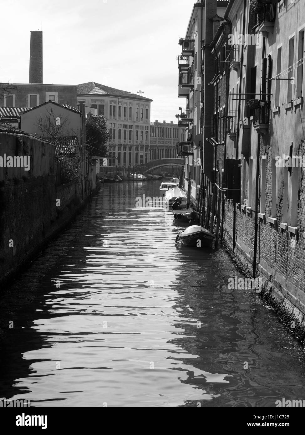 Kanal und Boote in Guidecca Venedig an einem hellen Tag Stockfoto