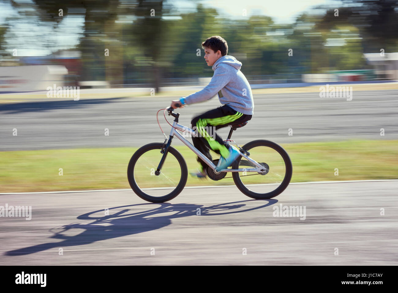 Hispanische junge Reiten Fahrrad Stockfoto