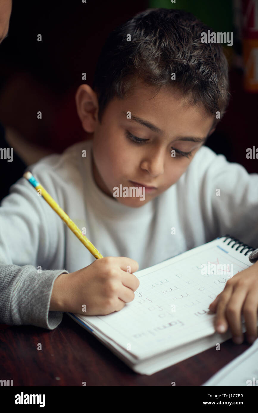 Hispanische junge üben schreiben alphabet Stockfoto