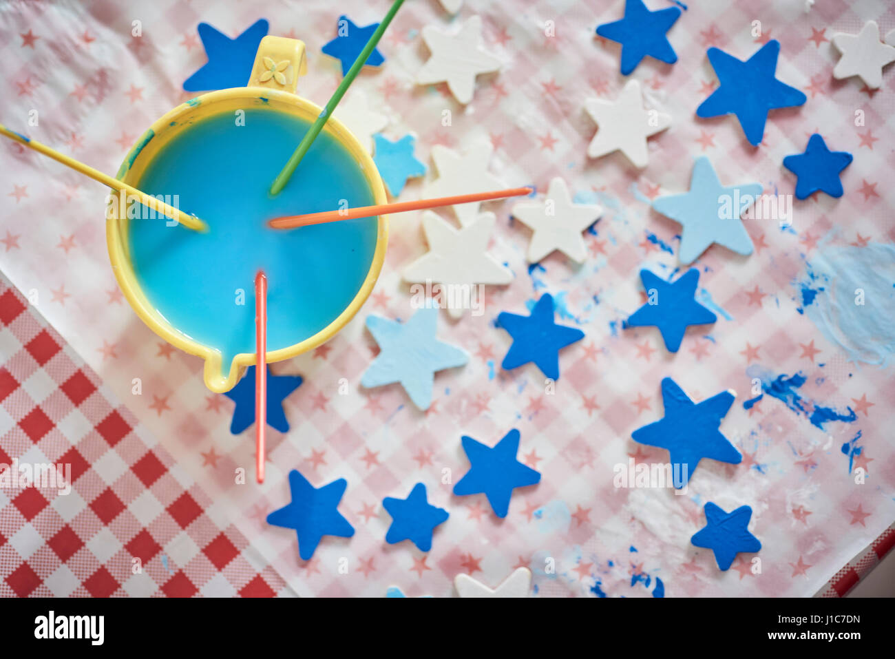 Pinsel und blaue Sterne auf Tisch Stockfoto