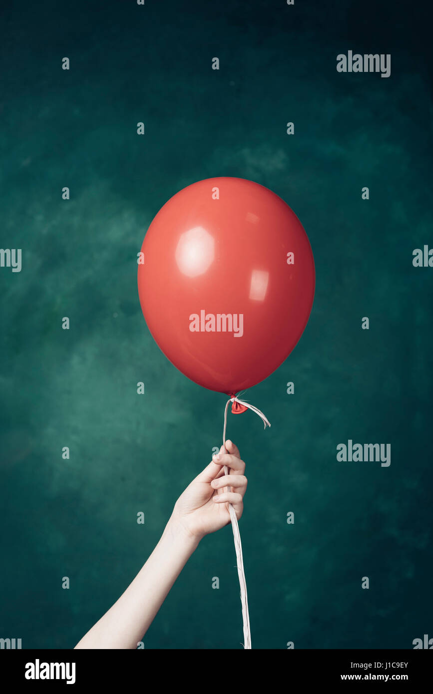 Hand halten rote Ballon Stockfoto