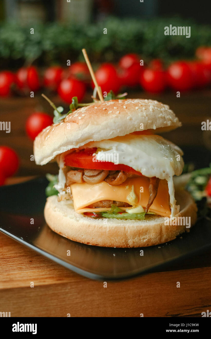 Gourmet-Cheeseburger auf Platte Stockfoto