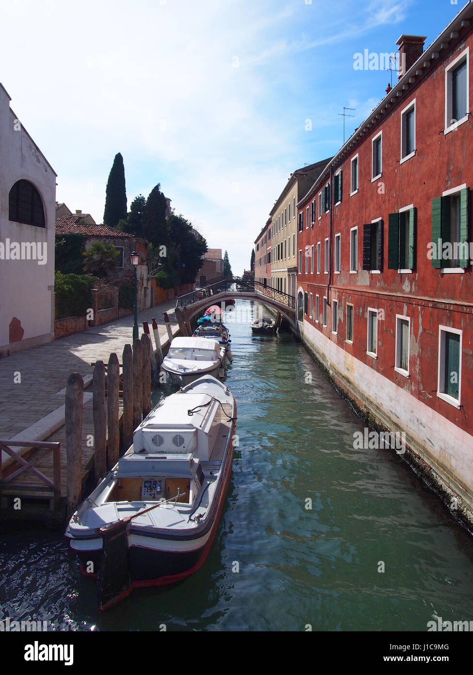 alte rote Buidking in Guidecca Venedig mit Kanalbrücke und Boote Stockfoto