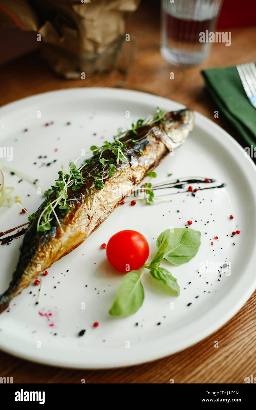 Gourmet-Fisch auf Teller Stockfoto