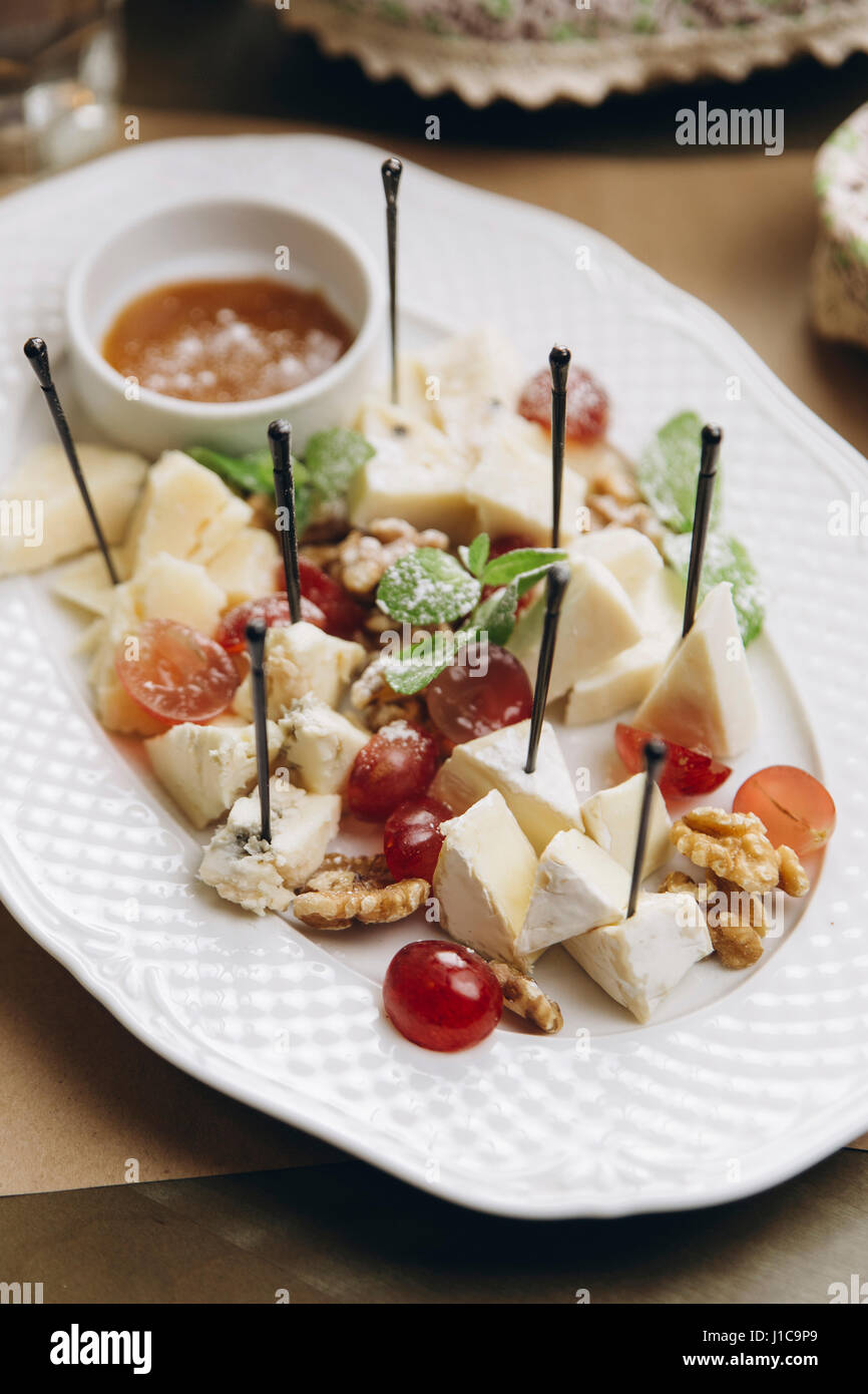 Käse und Früchte auf Platte Stockfoto