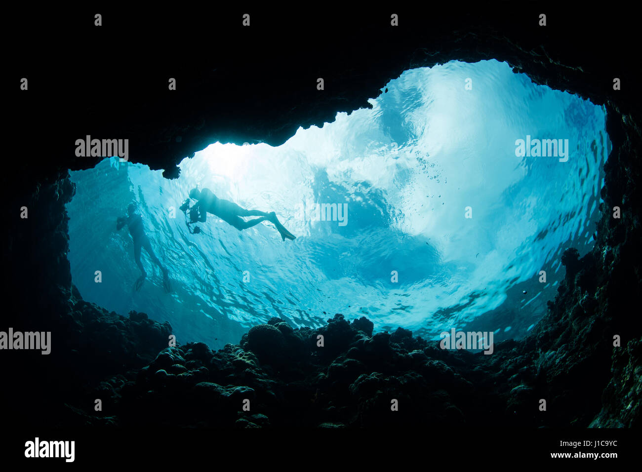Schnorchler entdecken Sie oben auf einem untergetauchten blaue Loch am Rande des Palaus Barrier Reef. Stockfoto