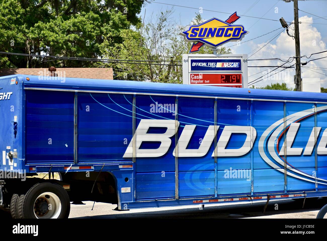 Bud Light Truck geparkt an Tankstelle Stockfoto