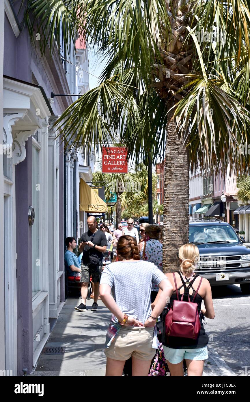 Touristen, die auf König Straße im historischen Charleston, South Carolina Stockfoto
