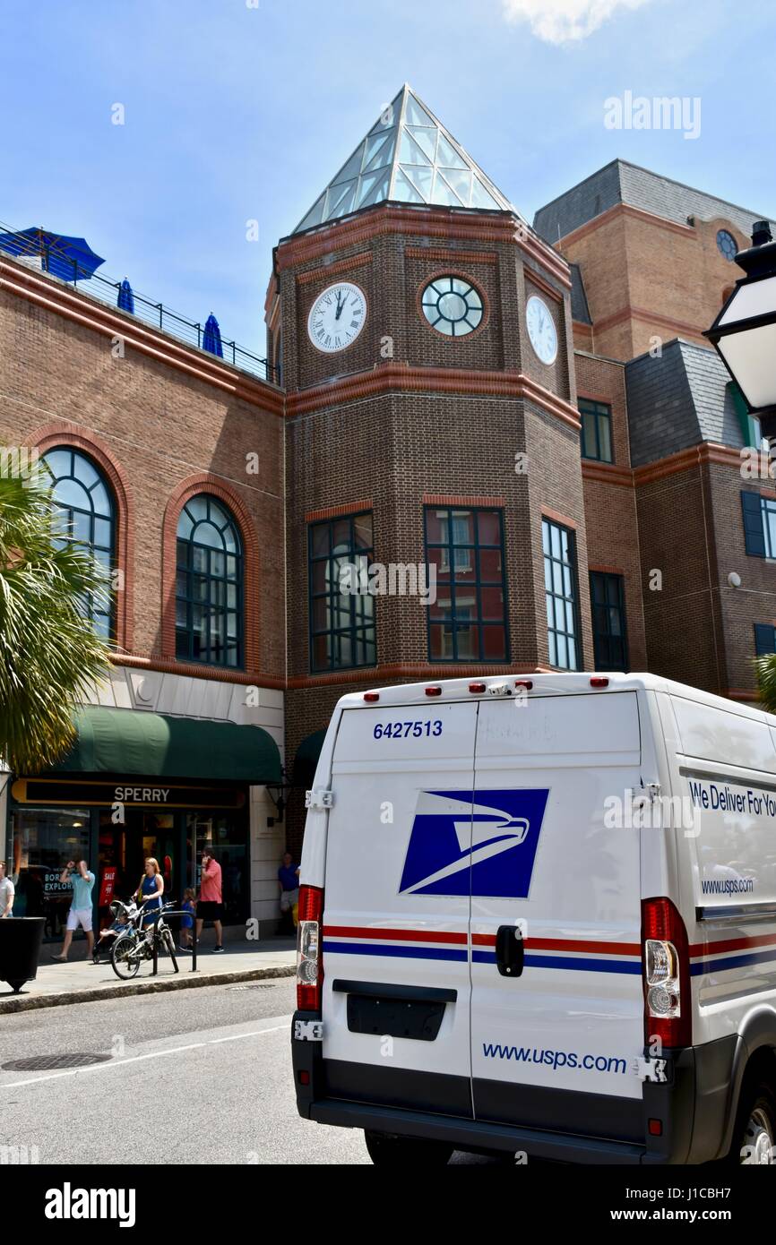 USPS van in der Innenstadt von Charleston, South Carolina Stockfoto