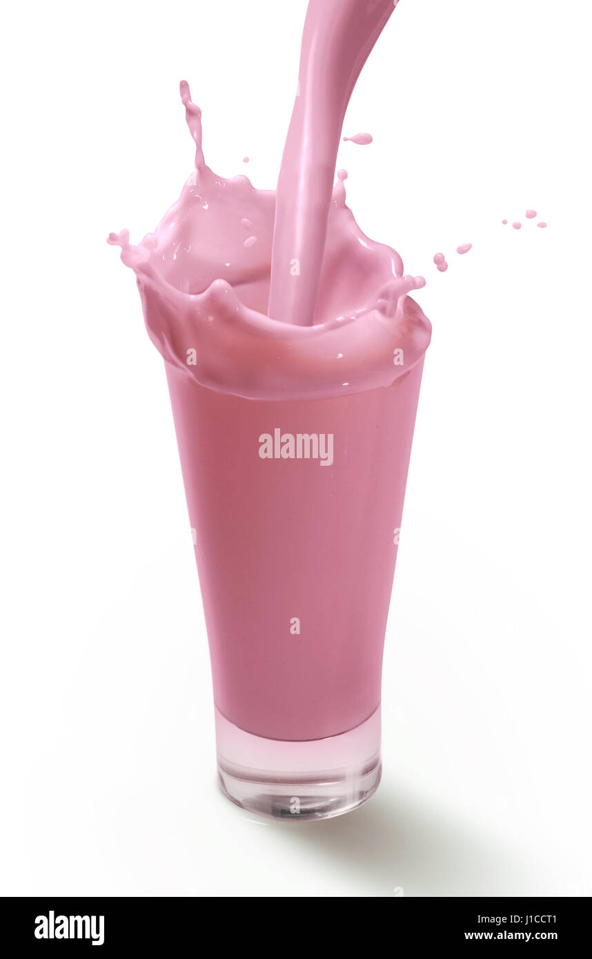 Spritzer Erdbeer Milchshake in ein Glas gießen, Isolated on White Background Stockfoto