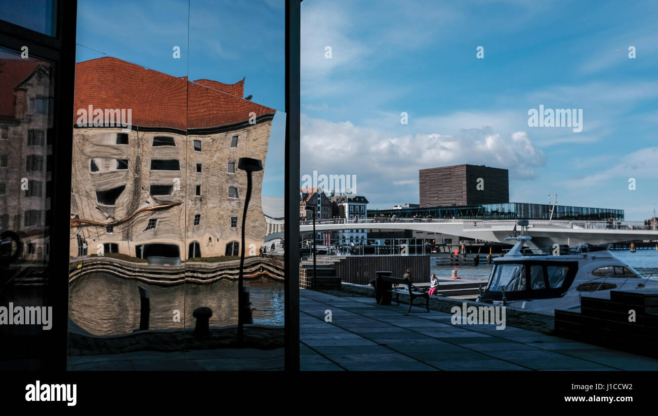Verzerrtes Spiegelbild der alten Noma Restaurantgebäude in Krøyers Plads Neuentwicklung mit Inderhavnen Brücke und Royal Danish Playhouse im Hintergrund Stockfoto