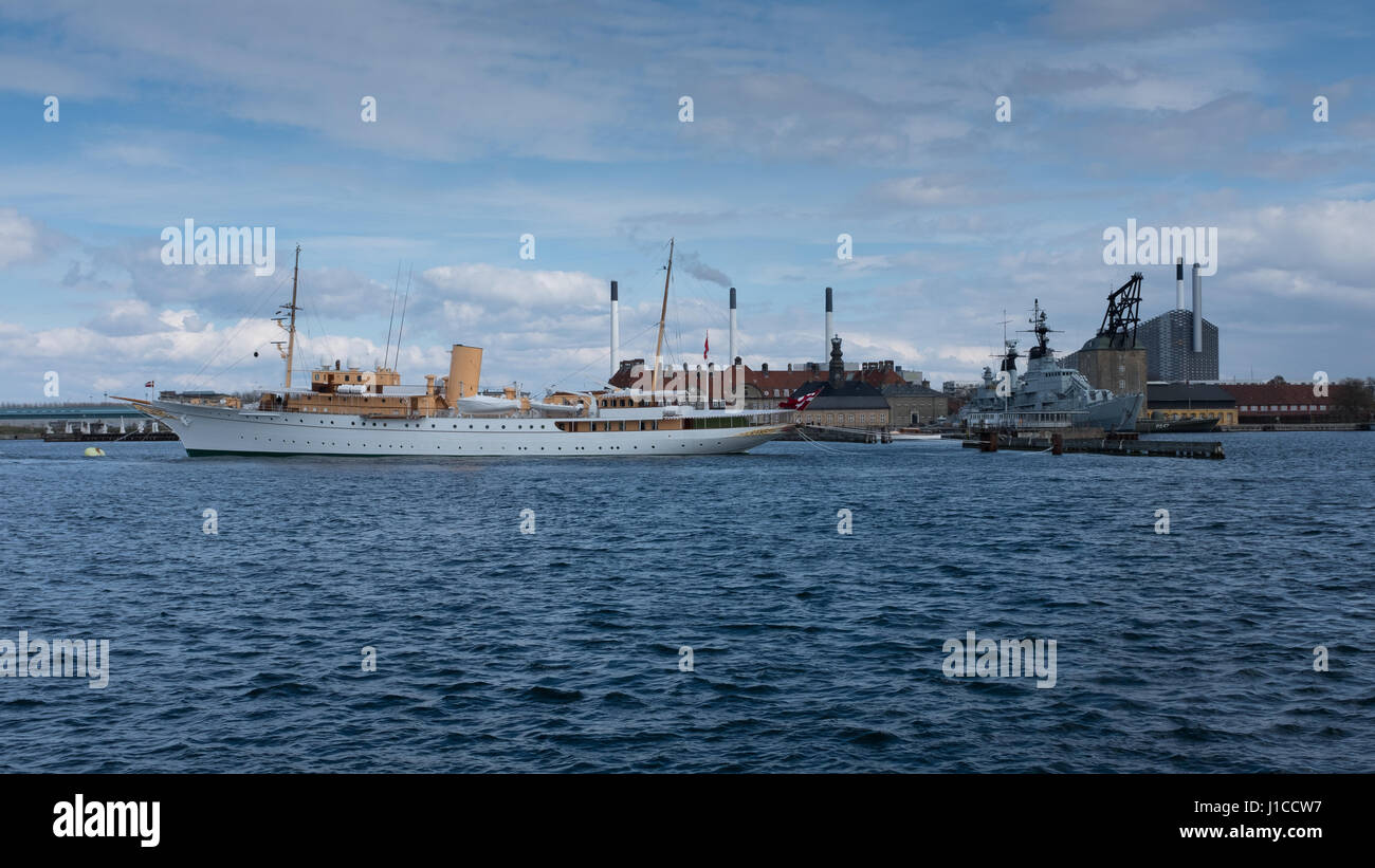 Die königliche Yacht Dannebrog vor Anker im Hafen von Kopenhagen mit dem Abfall, Energie-Anlage, Amager Bakke, im Hintergrund. Stockfoto